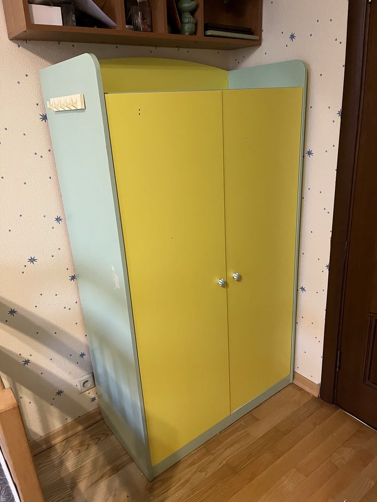 Шафа для одягу в дитячу кімнату