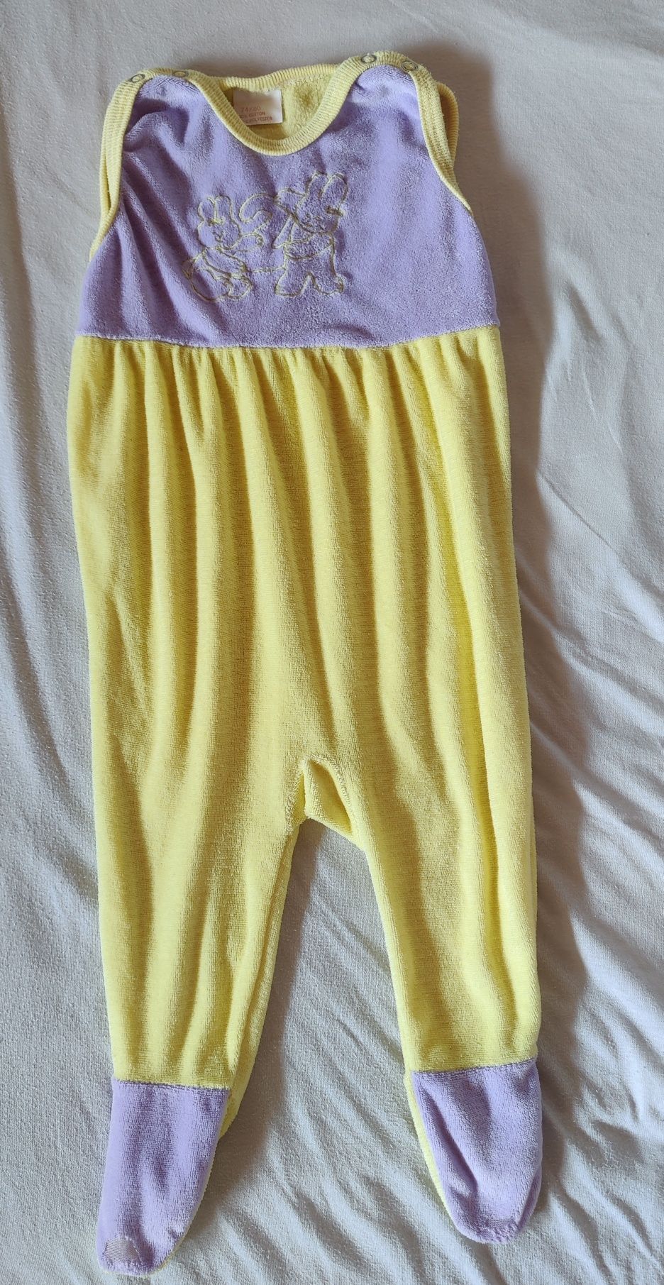 Pajacyk żółto fioletowy ubranko do spania 74 80