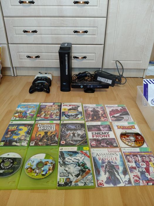 Konsola Xbox 360 120GB + Kinekt + 3xPad + gry