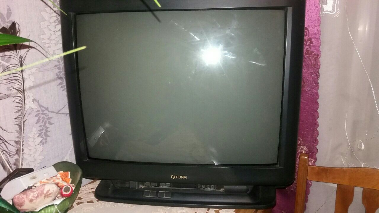 Телевизор с пультом в рабочем состоянии