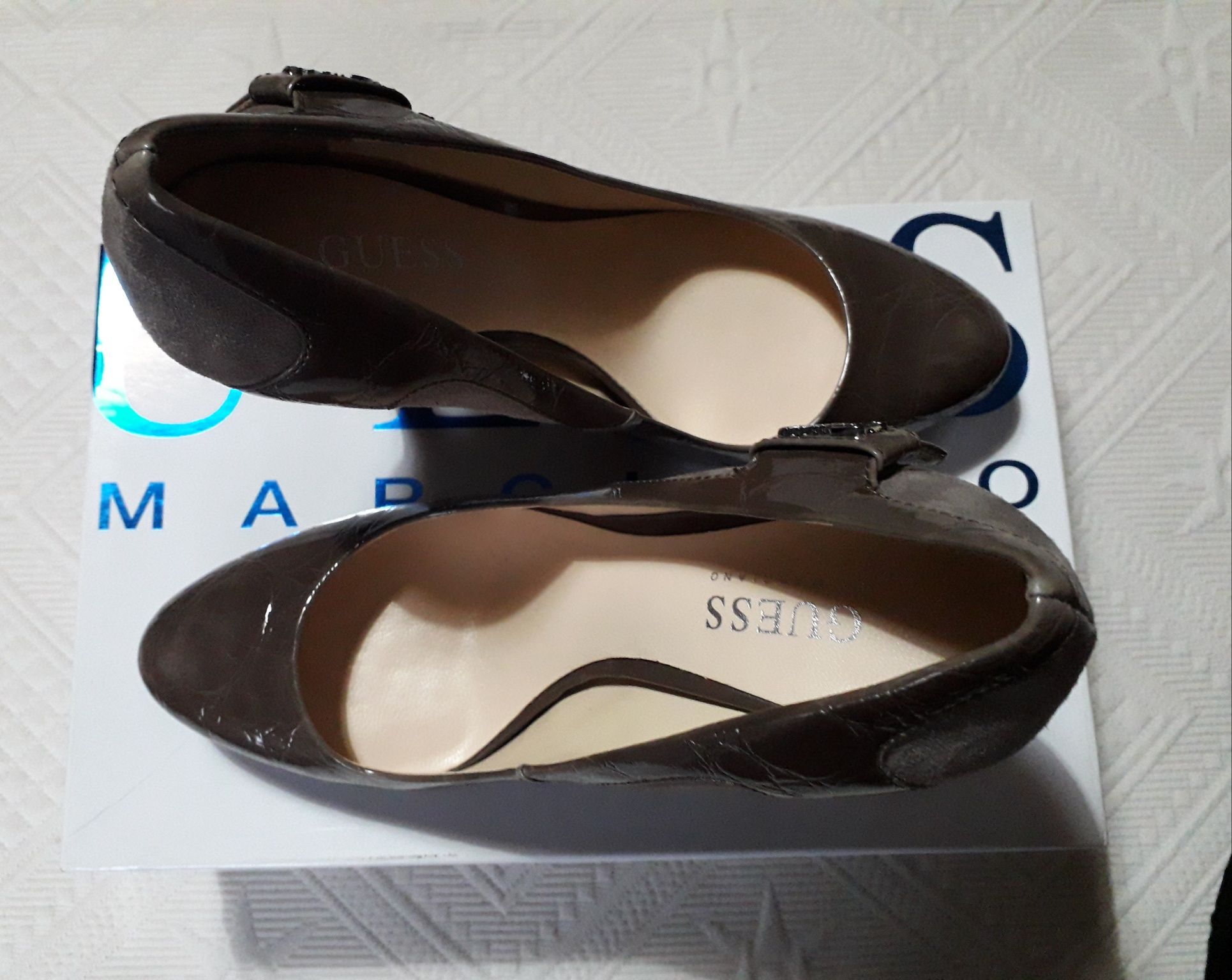 Sapatos de salto Guess