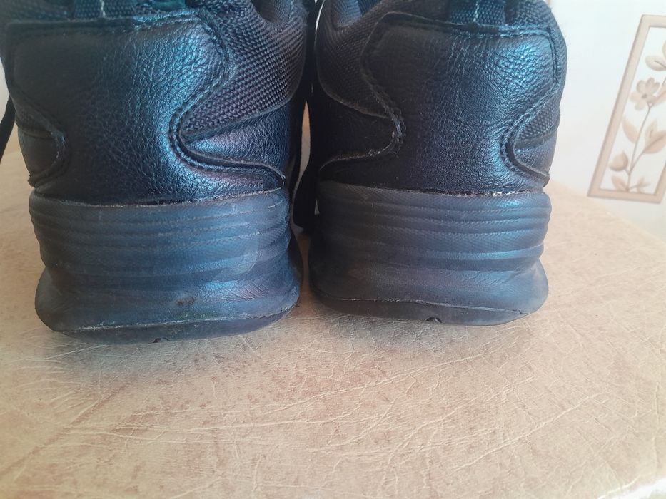 Продам осінні кросовки