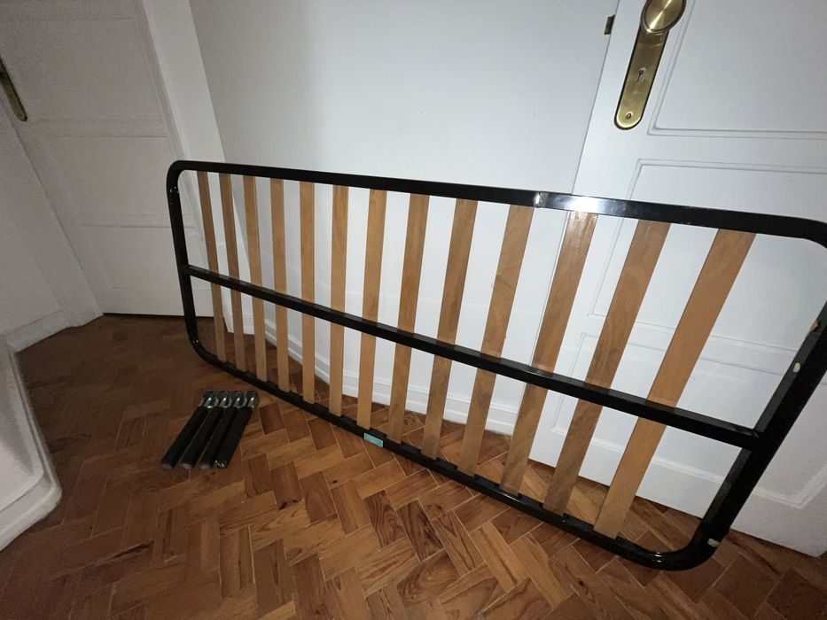 Estrutura de cama de solteiro com ripas de madeira