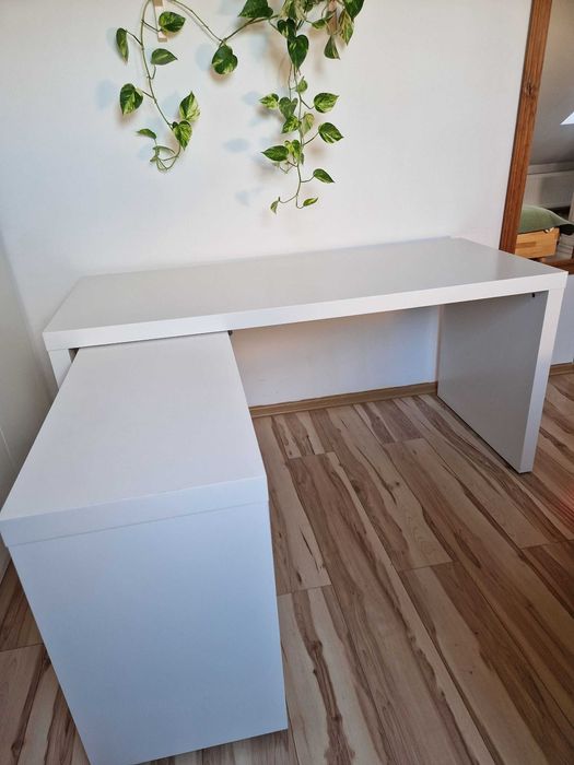 Biurko MALM z wysuwanym panelem, biały, 151x65 cm