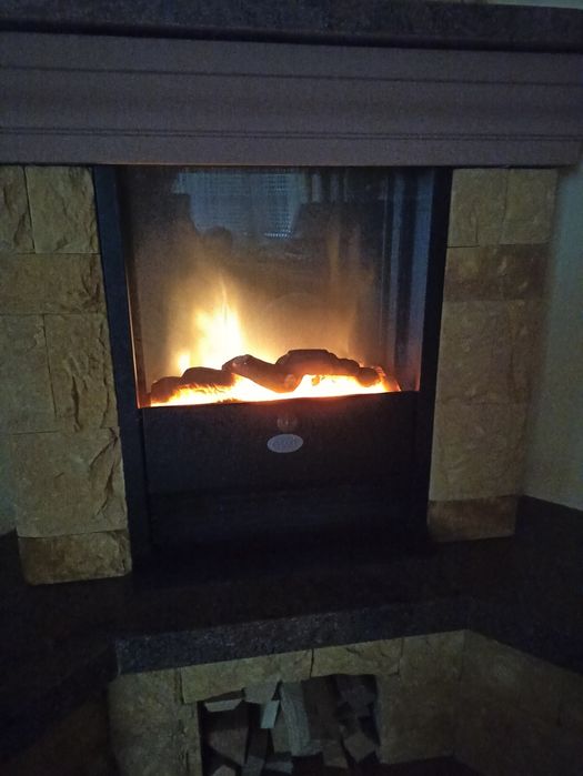 Kominek elektryczny z funkcją grzania EWT