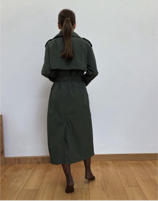 Тренч оливкового кольору, кольору хакі