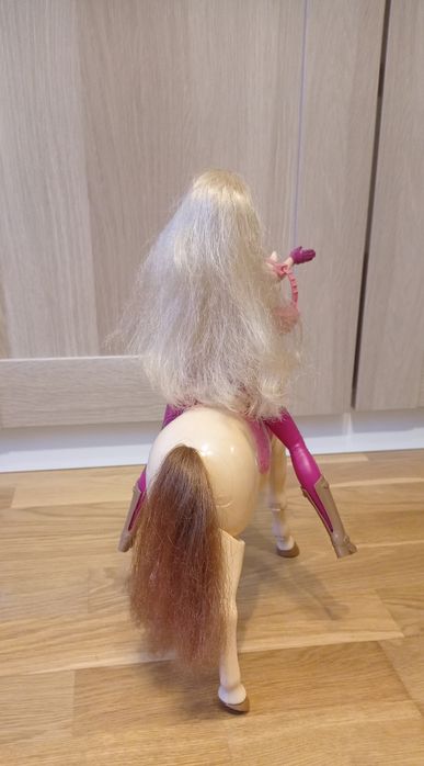 Mattel Barbie dżokejka i chodzący koń 2014 r.