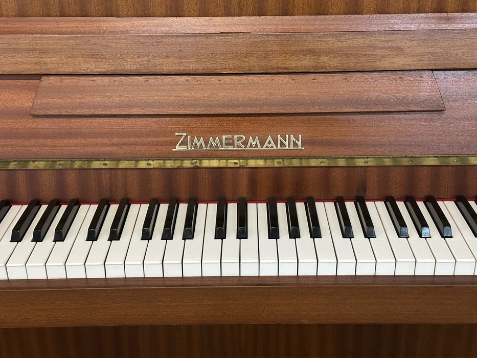 Piano Zimmerman restaurado e afinado