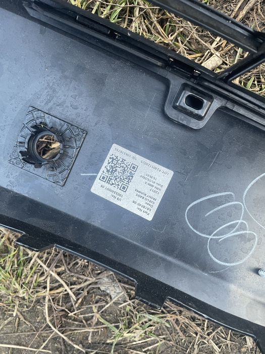 Бампер передній, решітка з дефектом під ремонт(решітка ) bmw g20