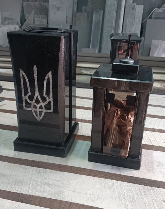 Ваза лампадка гранітна, квадратна на пам'ятник