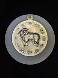 Stary medalion zodiaku przedstawiający Barana Vintage