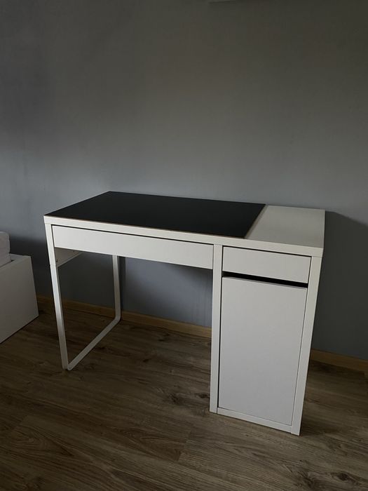 Biurko białe z tablicą kredową na blacie
