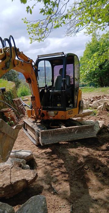 Vendo mini giratória jcb 802 super