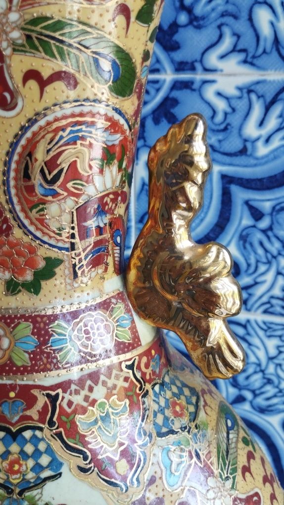 Vaso de Cerâmica Satsuma com Motivos Japoneses