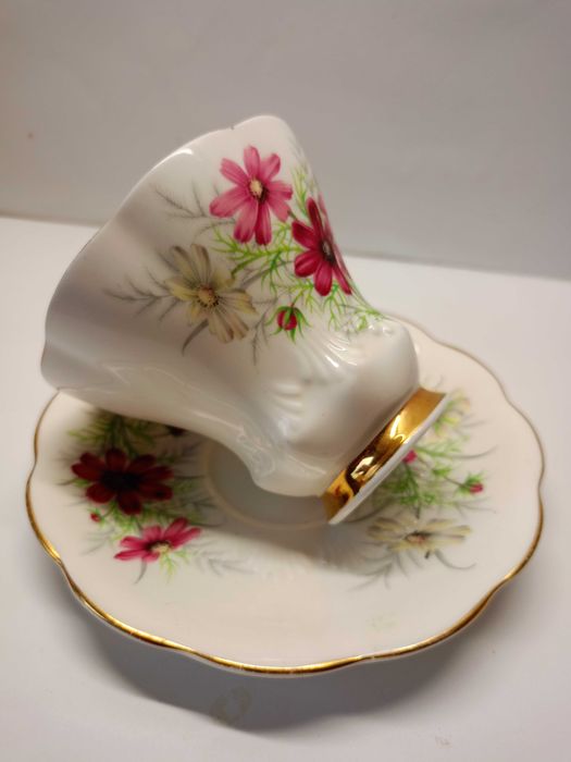 Royal Albert - angielska porcelana kostna - Unikatowy kształt