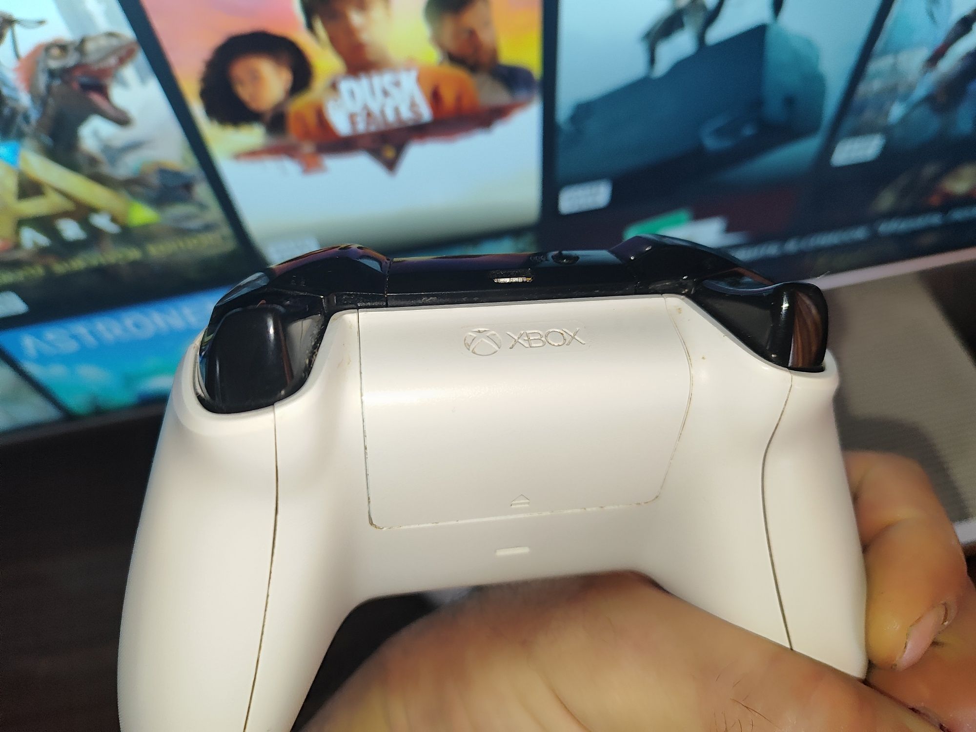 Xbox one s. Два геймпада+ аккаунт с подпиской. Состояние идеал