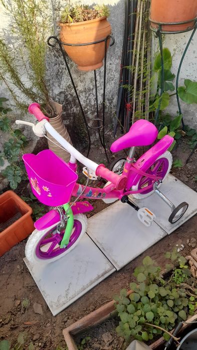 Bicicleta para criança,mais indicada para menina.