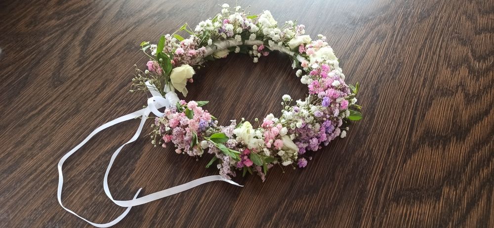 Wianek komunijny z żywych kwiatów