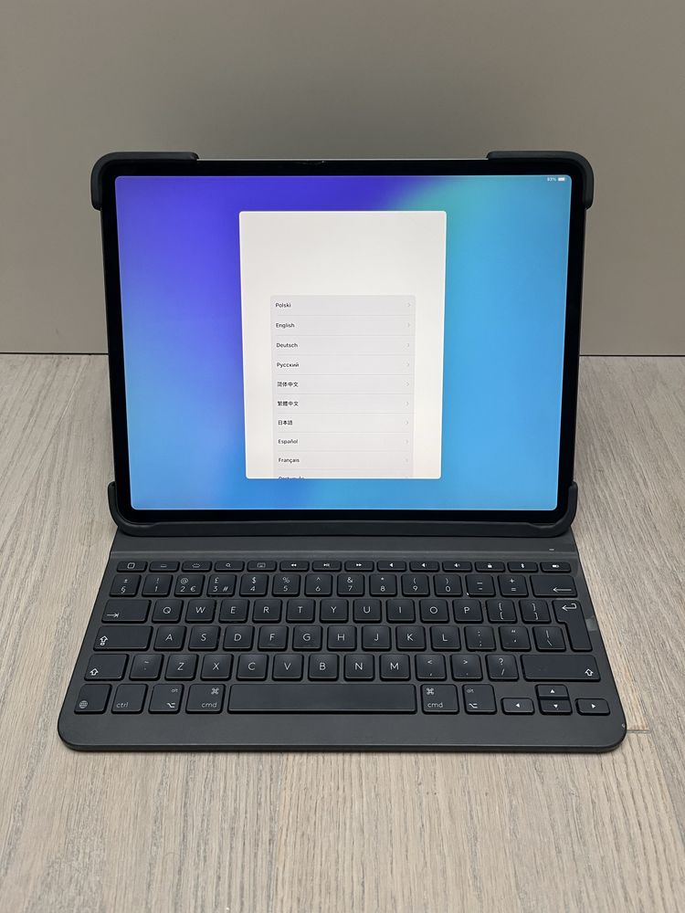 iPad Pro 4 generacji 12,9 cali z podświetlaną klawiaturą zestaw