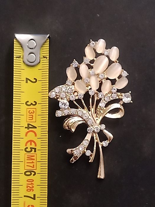 Pregadeira ou broche para casaco tartaruga ou flor