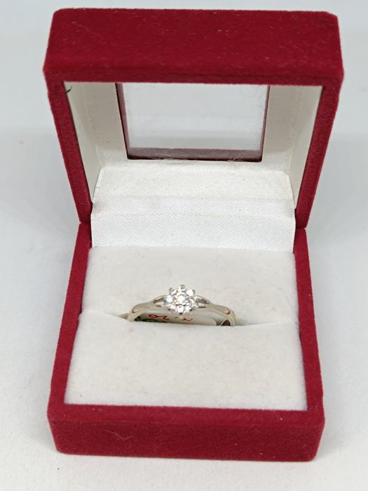 Złoty pierścionek z cyrkoniami, białe złoto 585 rozmiar 20