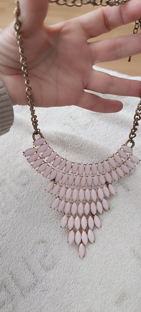 Colar dourado e rosa. Bijuteria usada