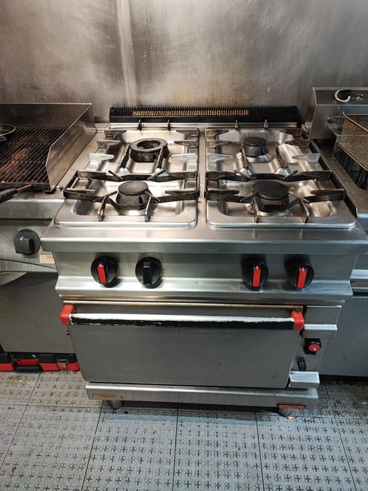fogão industrial de 4 bocas com forno na parte inferior.