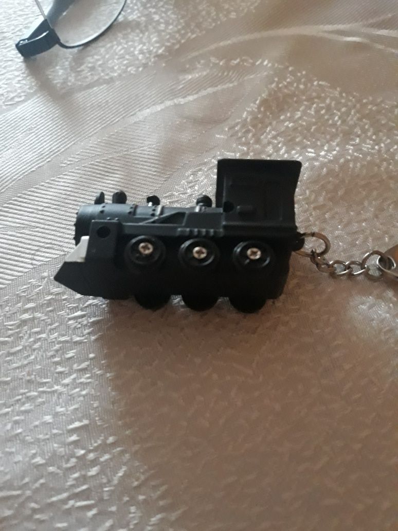 Bryloczek czarna lokomotywaa