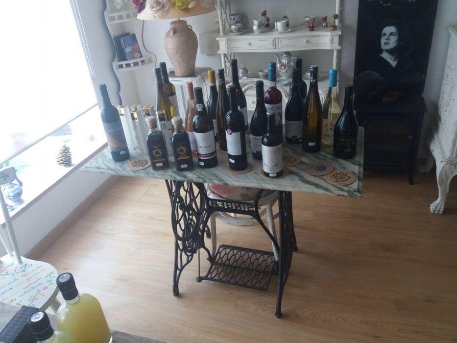 Mesa com tampo em mármore