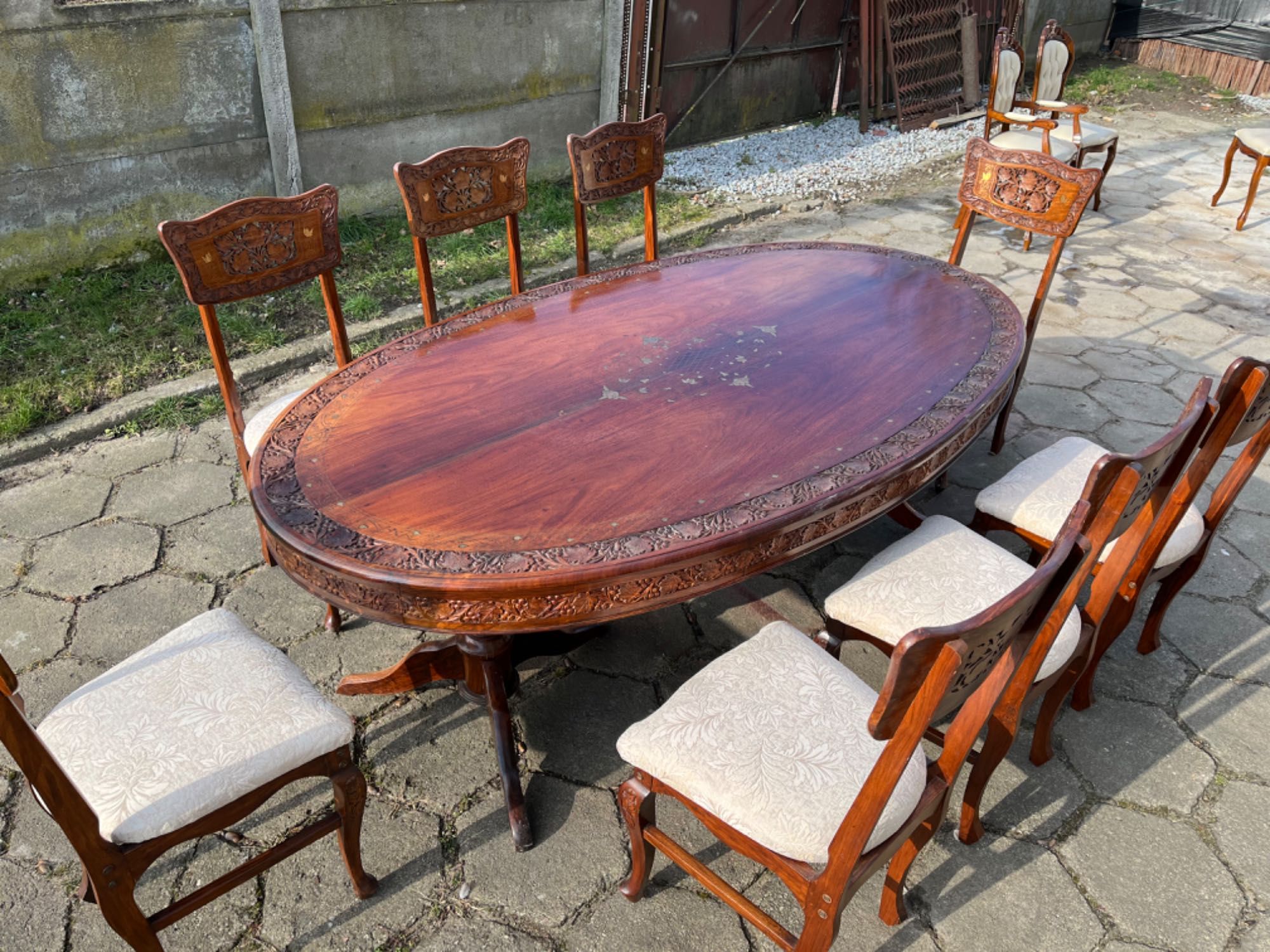 Bogato rzezbiony stół i 8 krzeseł w stylu orientalnym antyk