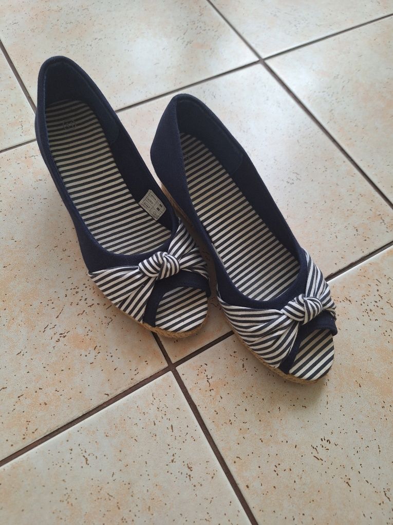 Buty na koturnie