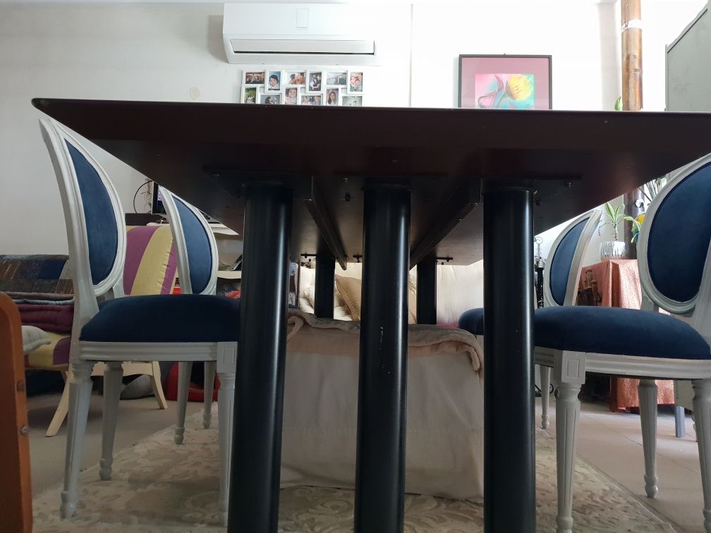 Mesa de madeira maciça laquada