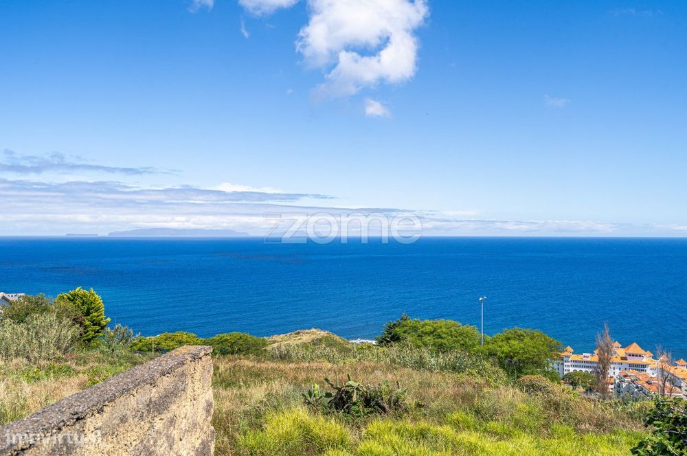 Moradia TérreaT1 para recuperar com terreno no Caniço, Santa Cruz