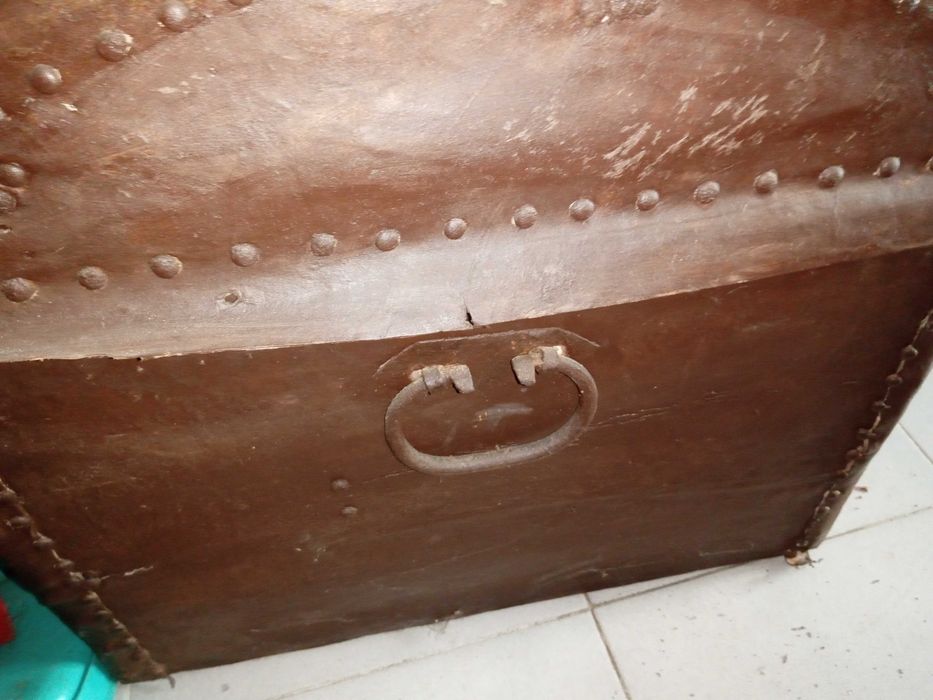 Baú antigo forrado a couro