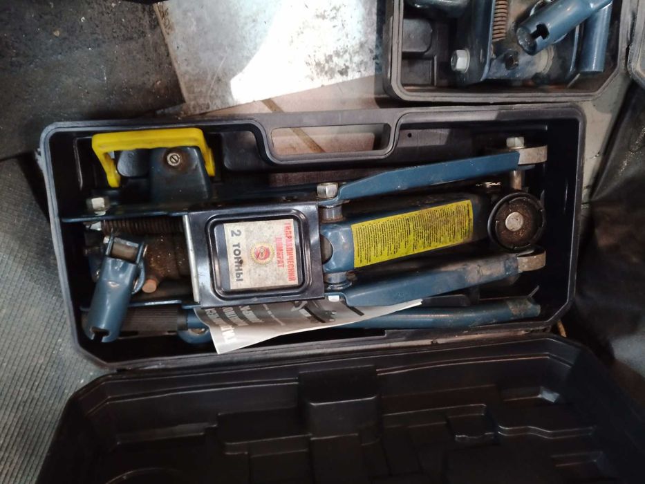 Домкрат гідравлічній 2 т, мале б/у. Лежить без діла. Мені не потрібен