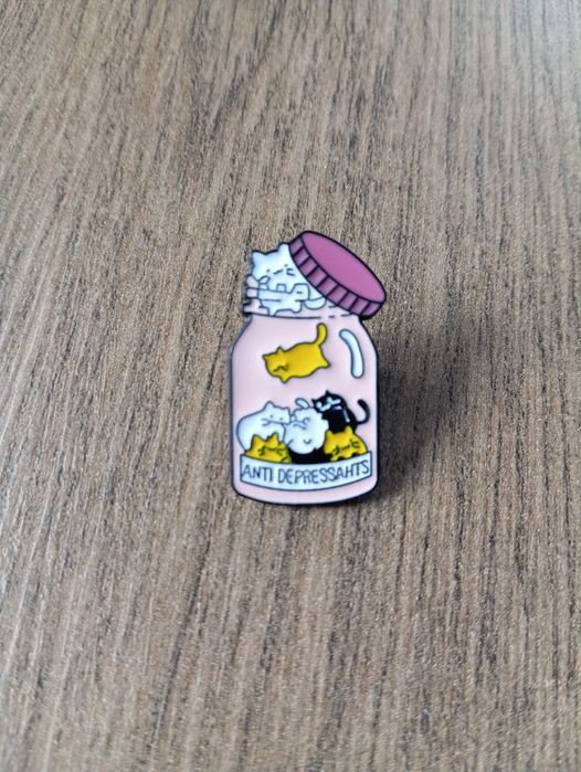 Przypinka, broszka. Fiolka z kotami antydepresyjnymi