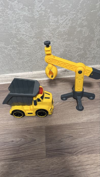 машинки будівельні, самоскид та будівельний кран