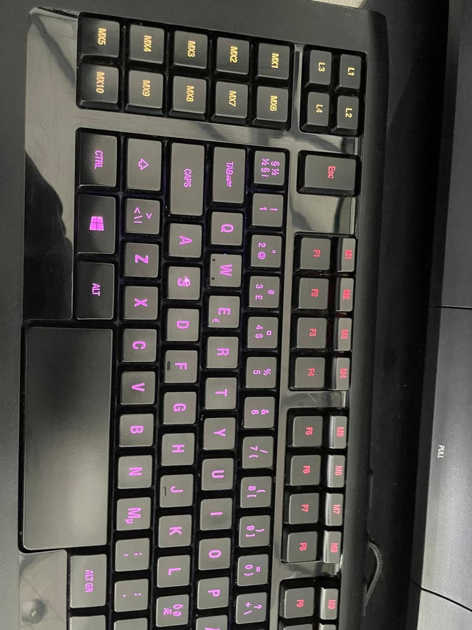 Клавіатура до компютера SteelSeries з RGB-підсвіткою.