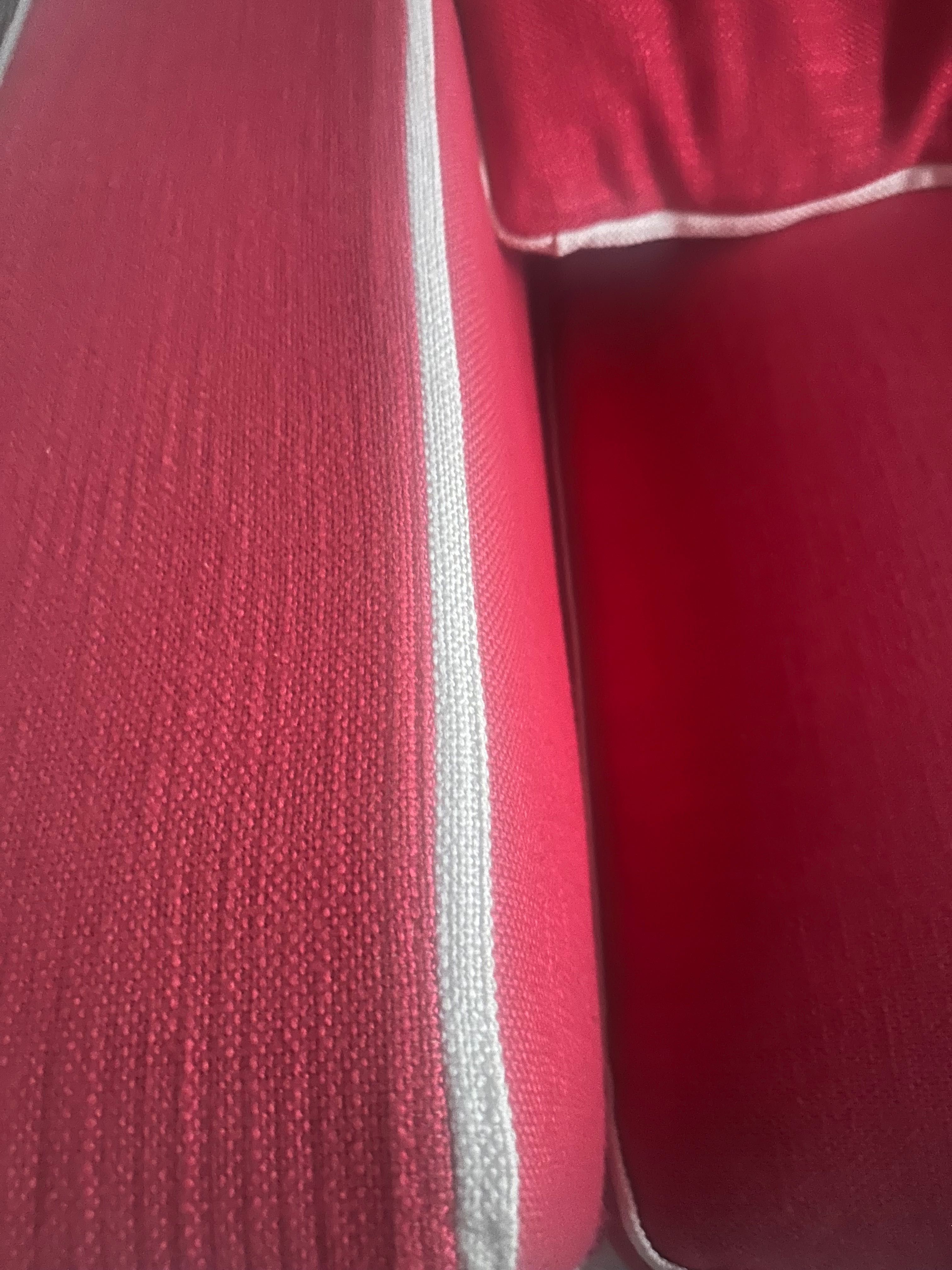 Sofá de sala vermelho e branco