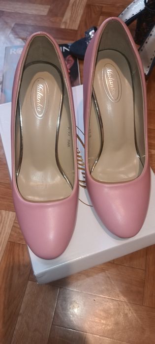 Mulanka rózowe buty na słupku