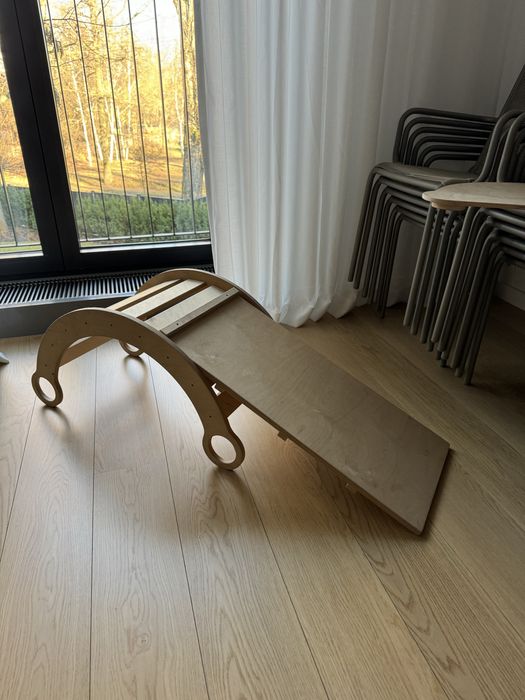 Drewniany bujak, stolik i zjezdzalnia Montessori dla dziecka