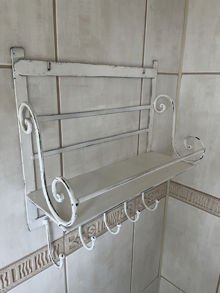 Metalowa półka w stylu vintage country biała