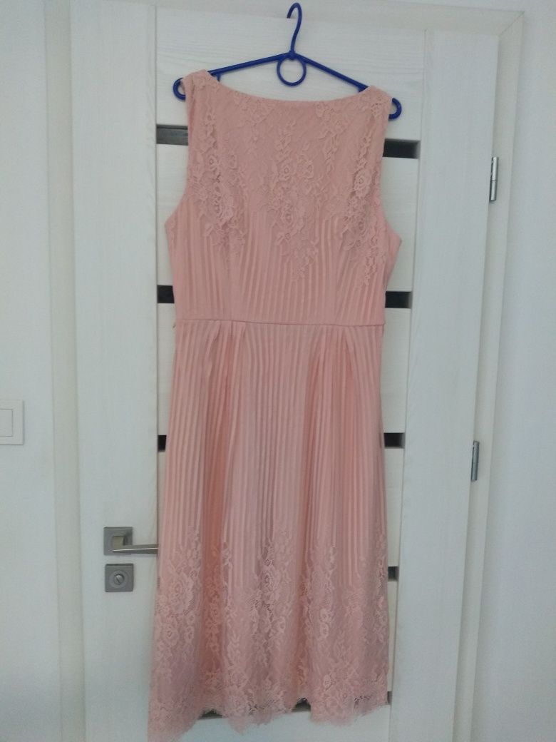 Długa sukienka z koronką kolor różowy łososiowy C&A
