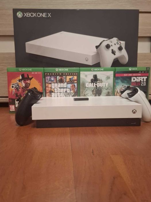Xbox one x 1TB (z napędem) stan bardzo dobry + 2 pady + 4 gry