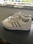 Tenis brancos- Adidas