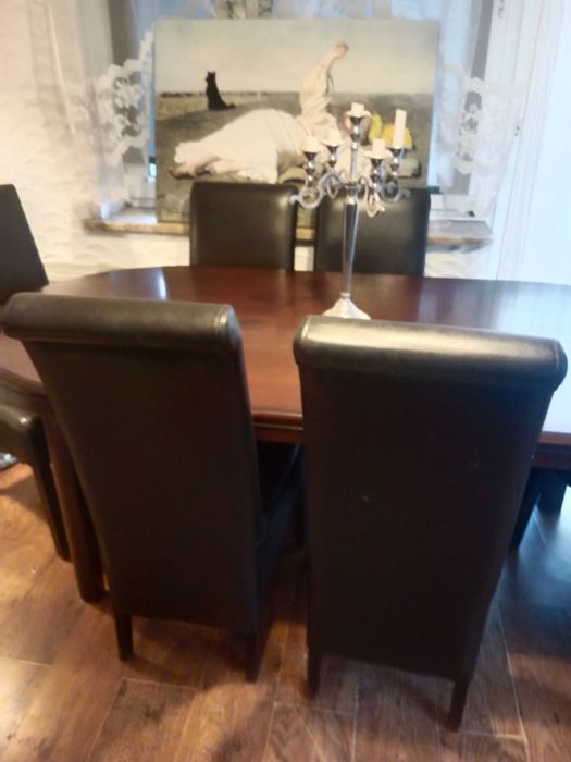 Stół dębowy ciemny rozkładany z krzesłami