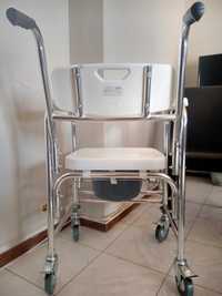 Cadeira de Duche com apoio de pés rebatível