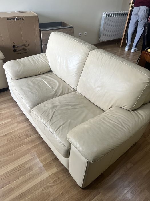 Dois sofas em pele beges