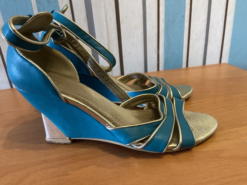 Buty damskie na koturnie turkusowe w rozmiarze 36