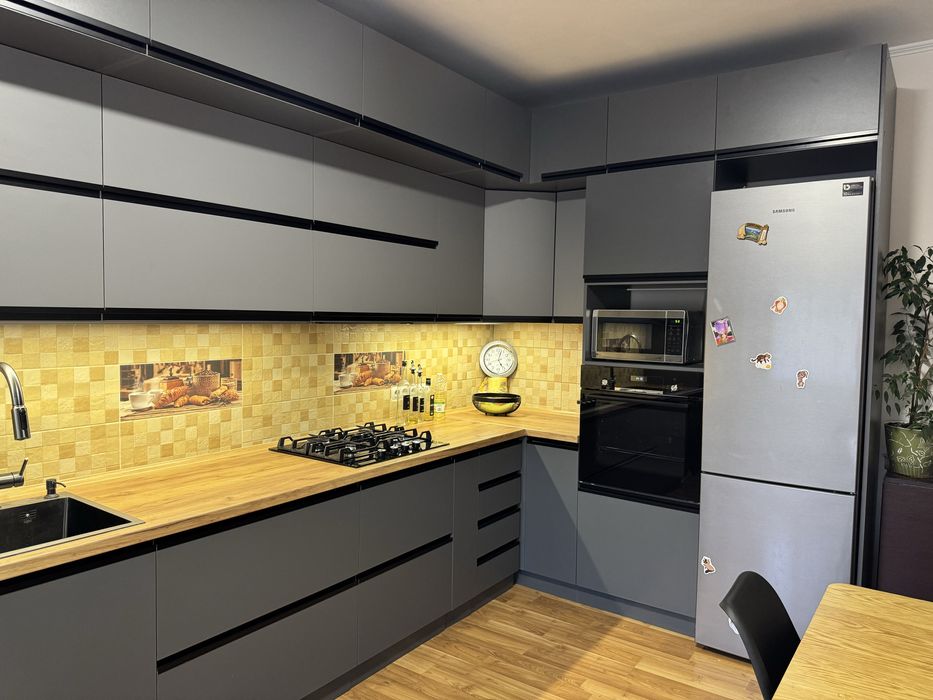 Продається кухня кутова разом з мийкою, змішувачем та підсвіткою!